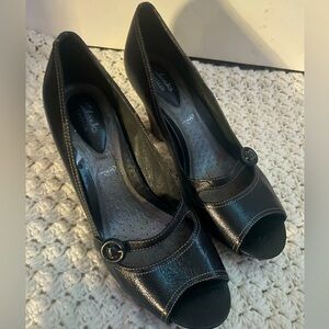 Black strapped heels !